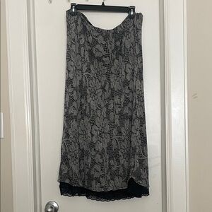 Avenue Floral Lace-Overlay Maxi Skirt in Black and Gray
